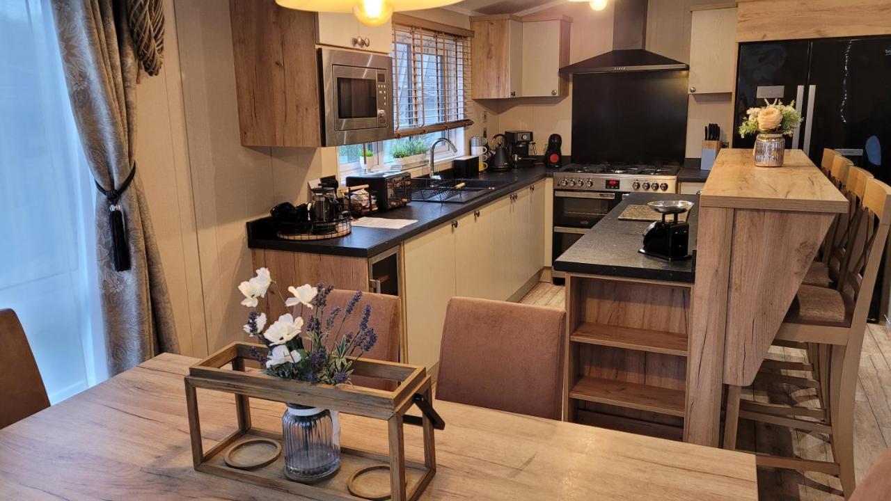Luxury Lodge On Edge Of New Forest And 800M From Sea Entertainment And Leisure Passes Included มิลฟอร์ดออนซี ภายนอก รูปภาพ